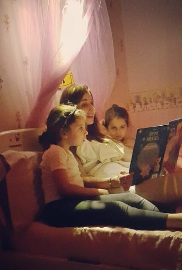 بعد عناء يوم طويل .. نانسي عجرم تقرأ لطفلتيها قصص ما قبل النوم