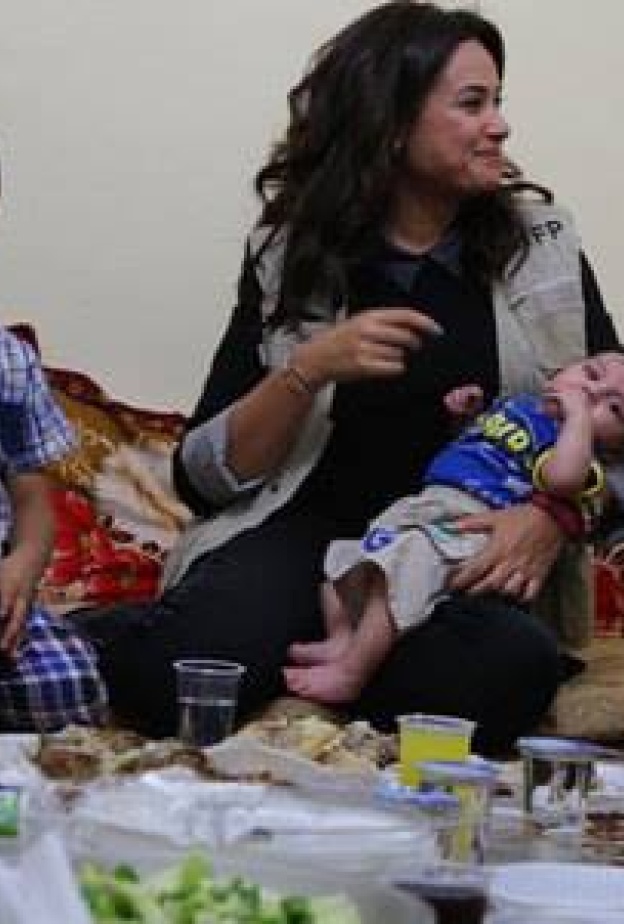 هند صبري تتناول وجبة الإفطار مع عدد من اللاجئين السوريين في الأردن