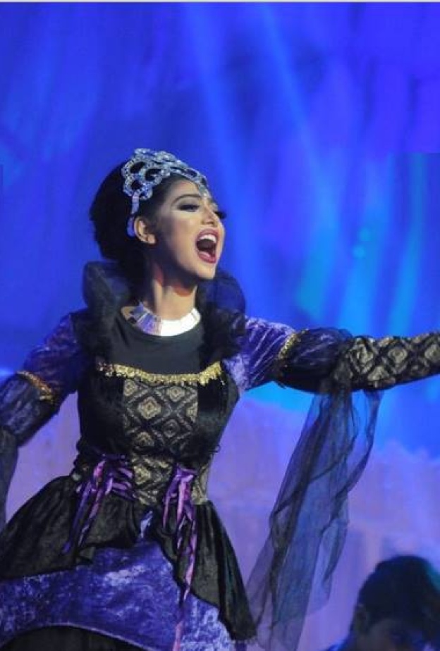 شيلاء سبت بكامل انفعالها بدور الملكة في مسرحية كان يا مكان في عيد الفطر