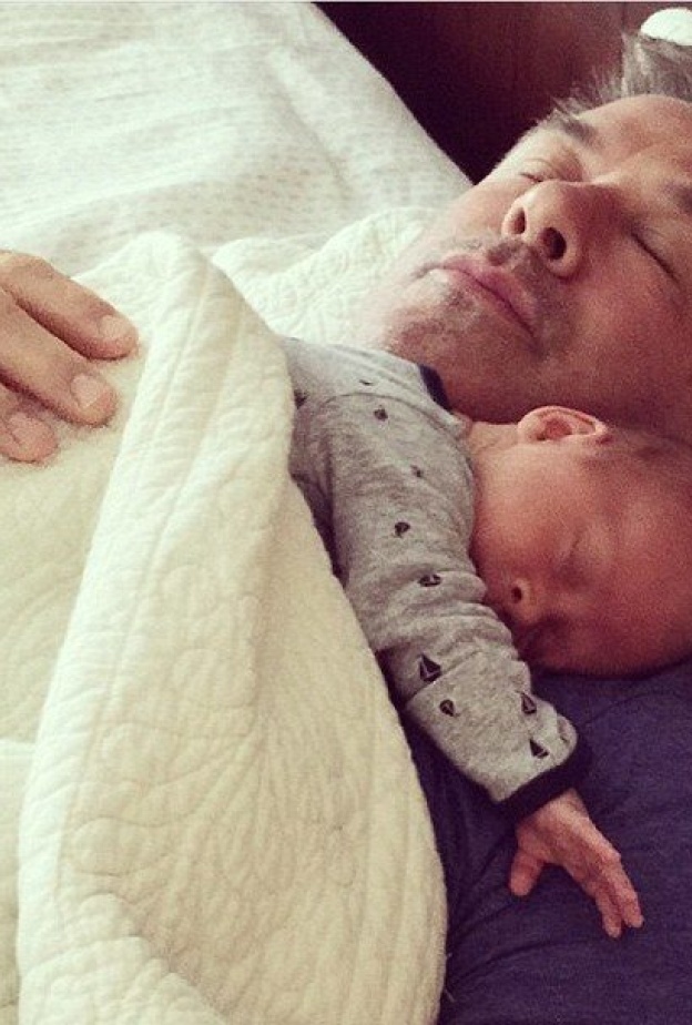 اليك بالدوين يستمتع بقيلولة برفقة ابنه رافاييل