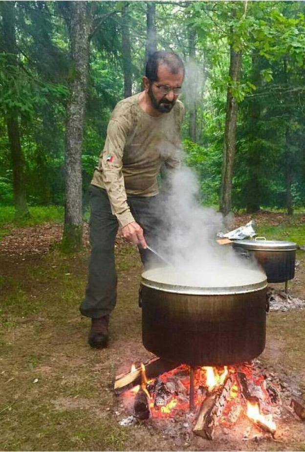 الشيخ محمد بن راشد آل مكتوم يعد طعام الغداء بنفسه خلال رحلة مع بعض الأصدقاء