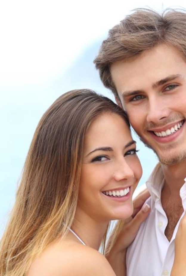 العناق بين الزوجين يجدد الحب ويحمي القلب