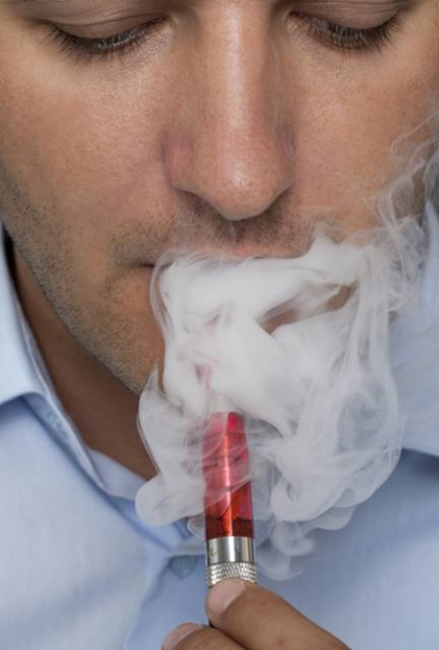 خبراء .. السجائر الإلكترونية ليست خطيرة