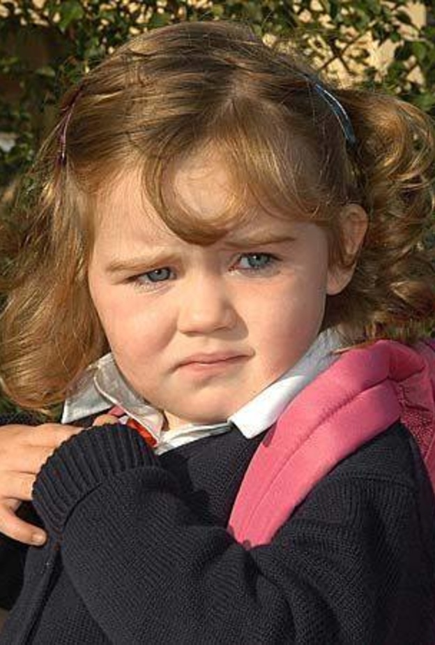 كيف تتعاملين مع مواقف طفلك الطارئة في أيامه الأولى بالمدرسة 