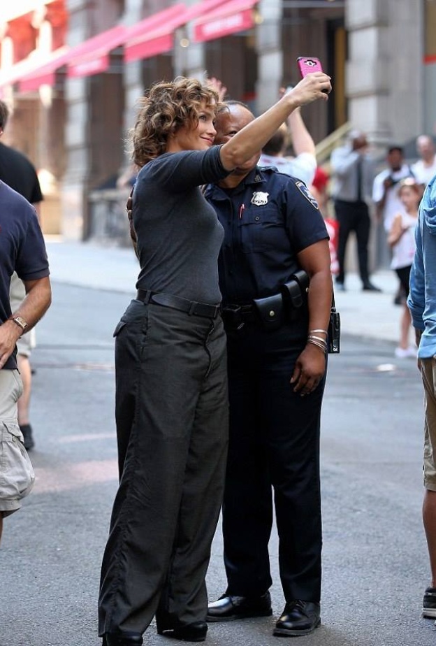 جينيفر لوبيز تلتقط صورة سيلفي مع أحد الشرطيات أثناء تصوير shades of blue