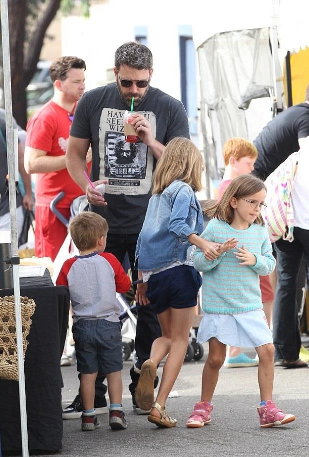 يبدو أن بن أفليك يقضي أوقاتا ممتعة مع أولاده، وقد تجاوز محنته إلى حدٍ ما