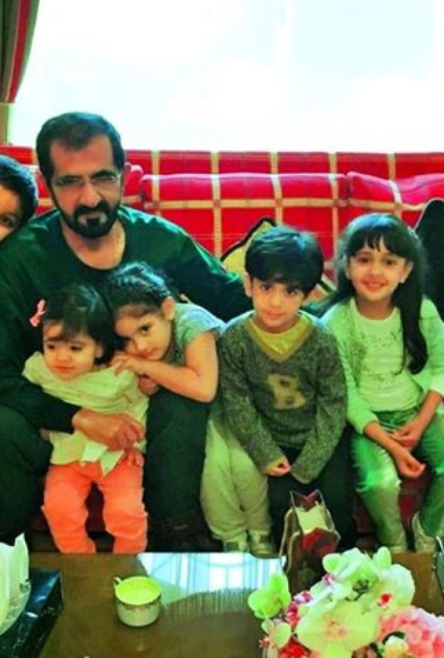 الشيخ محمد بن راشد يتوسط بعض أحفاده في جو عائلي بهيج