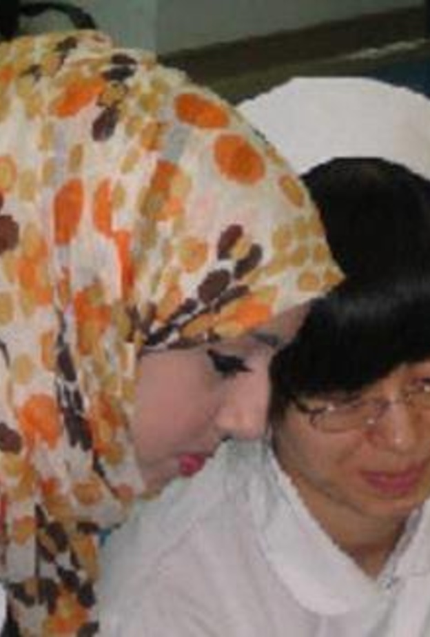 الراحلة الدكتورة  موزة الكعبي توجه إحدى الممرضات