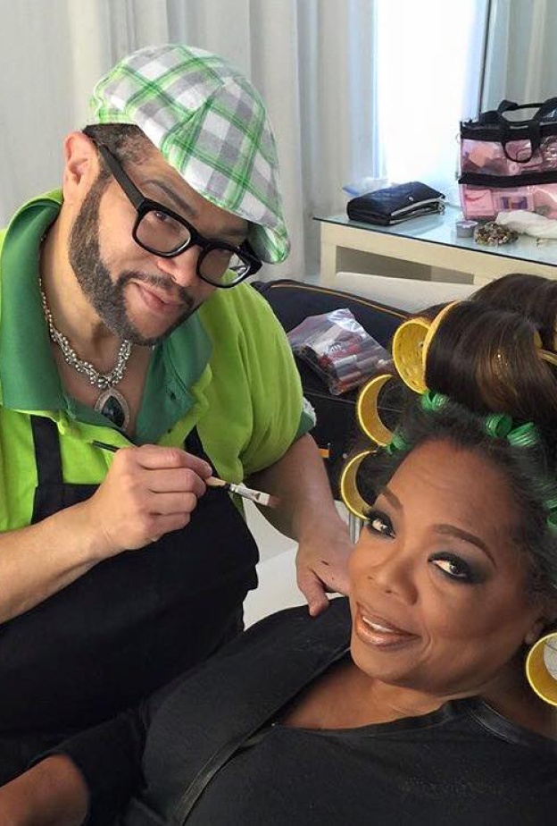 أوبرا وينفري تستعد لجلسة تصوير مهمة مستعينة بأكبر لفافات شعر على الإطلاق!