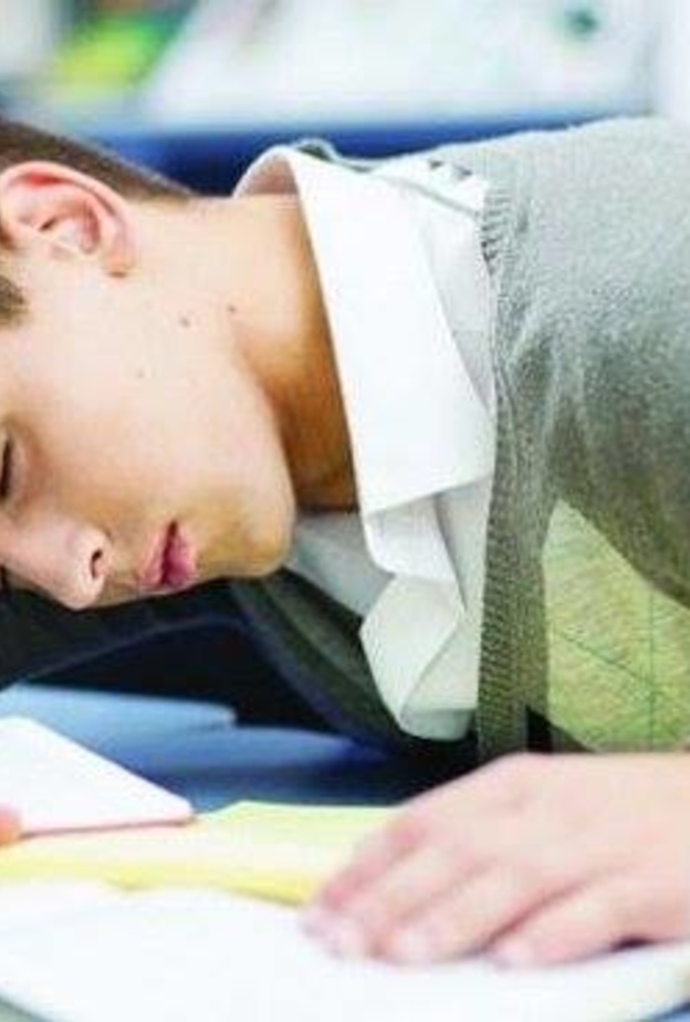 مدرس يوقظ طالب نائم بطفاية الحريق