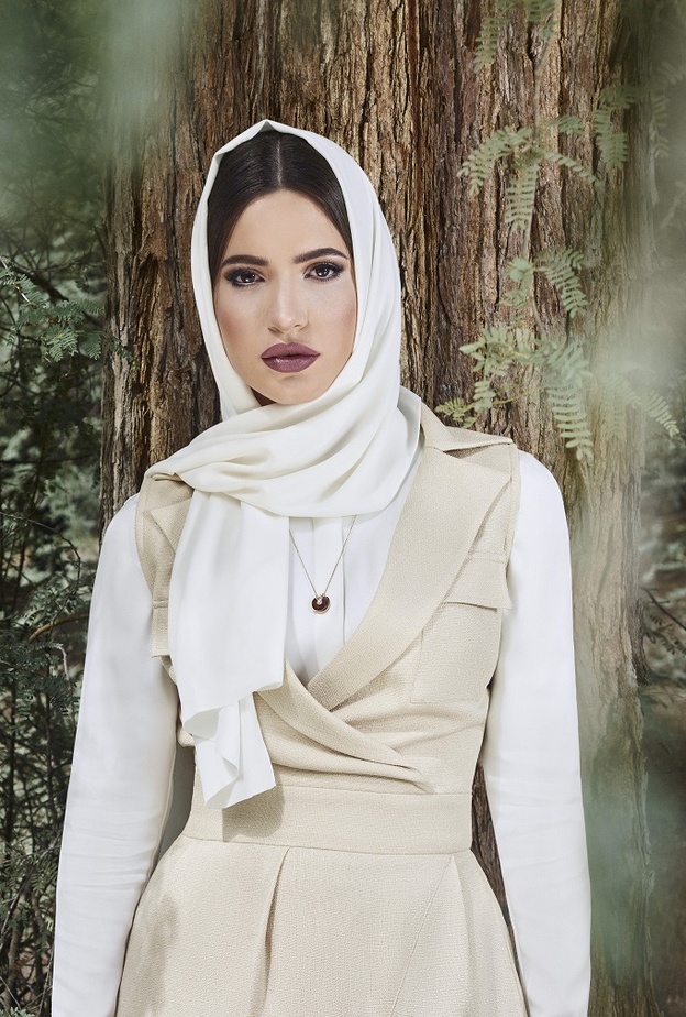 الإماراتية فاطمة حسام تتألق بقلادة أموليت من كارتييه 