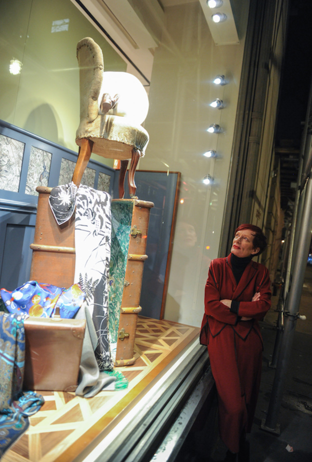 الفنانة نينا ساندرز مصممة نوافذ هيرمز 