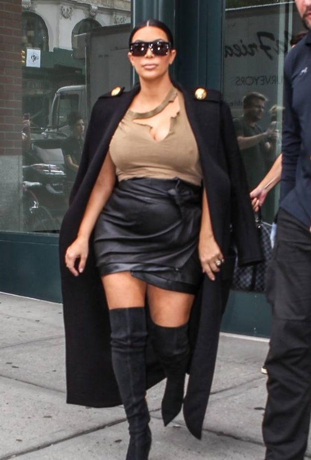 يبدو أن ذوق كيم كاردشيان خلال فترة حملها بات في انحدار تام .. وبحاجة لمساعدة سريعة