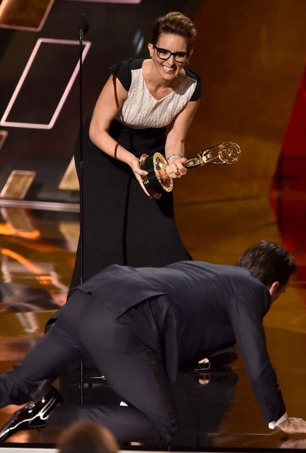 قد يبدو للوهلة الأولى أن النجم جون هام قد سقط على خشبة المسرح، لكنه تعمد القفز لاستلام جائزته