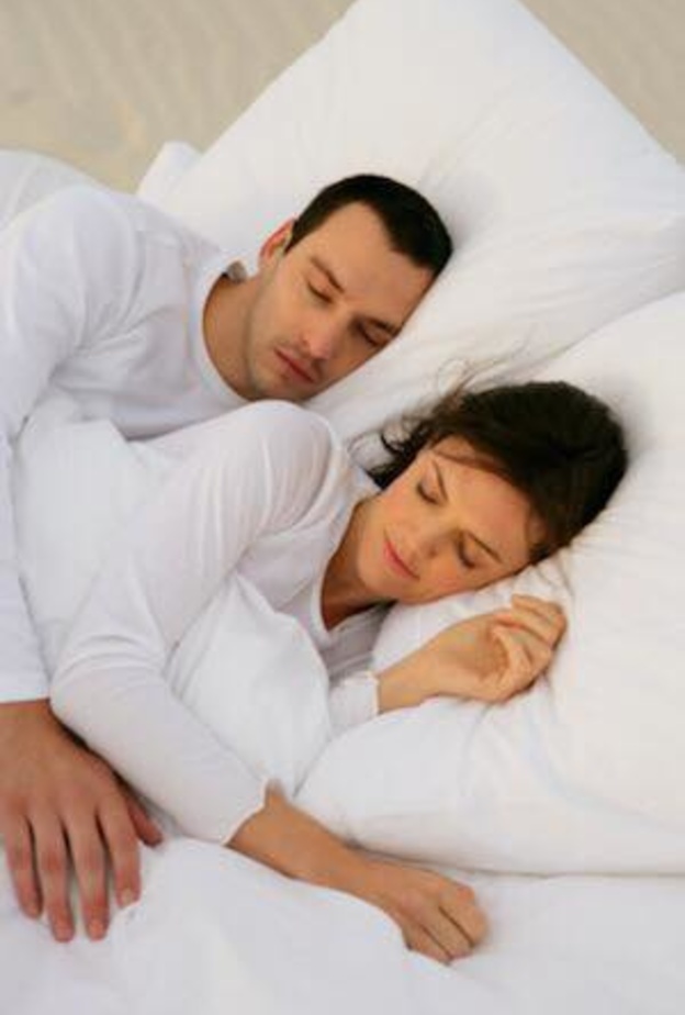 دراسة مفاجئة.. نوم الزوج بجانب زوجته يصيبه بالغباء! 