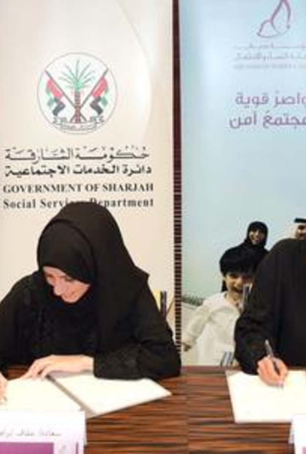 السيدة عفراء الباسطي والسيدة عفاف المري أثناء توقيع الإتفاقية