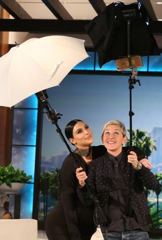 يبدو أن السيلفي مع كيم كاردشيان يكلف الكثير من المعدات كي يخرج بالشكل المطلوب !