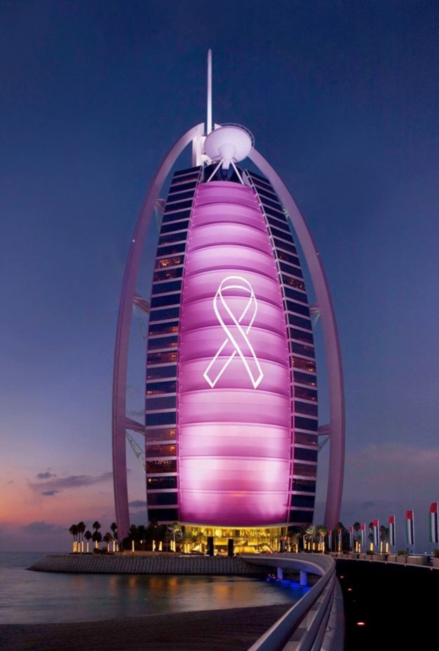 برج العرب يتزين باللون الزهري .. وشعار سرطان الثدي