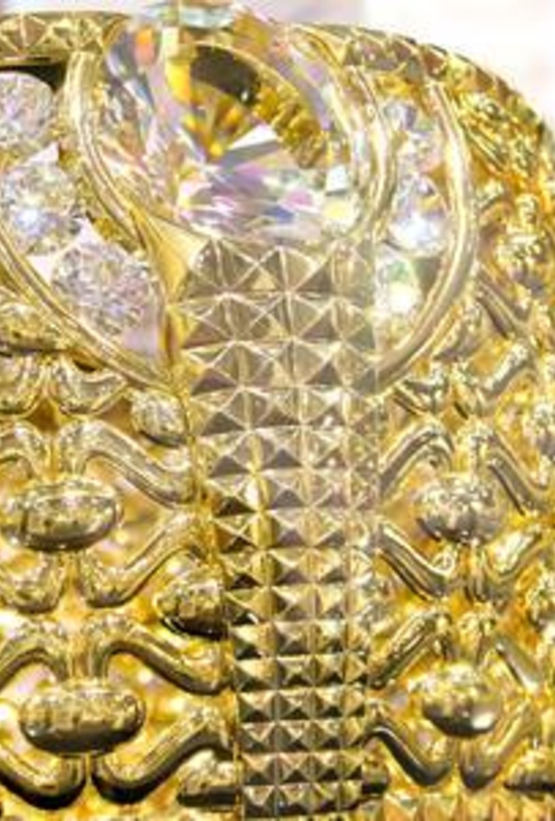 الشارقة للمجوهرات يعرض خاتماً من الذهب يزن 63.856 كيلوغراما