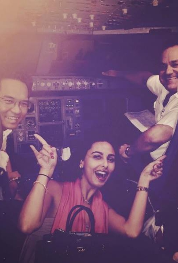 ميس حمدان المشاغبة دائماً تقتحم قمرة كابتن الطائرة