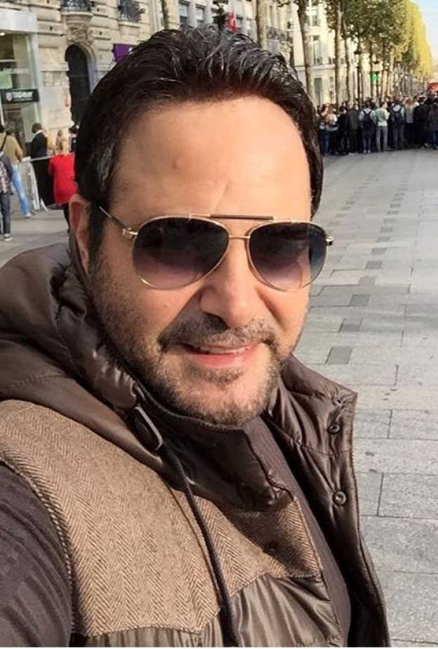 عاصي حلاني يأخذ السيلفي في احدى شوارع باريس و ينشر صورته اليوم على حسابه بالانستقرام 