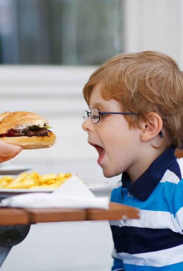 وجبات غير صحية تقود الأطفال إلى البدانة والمرض