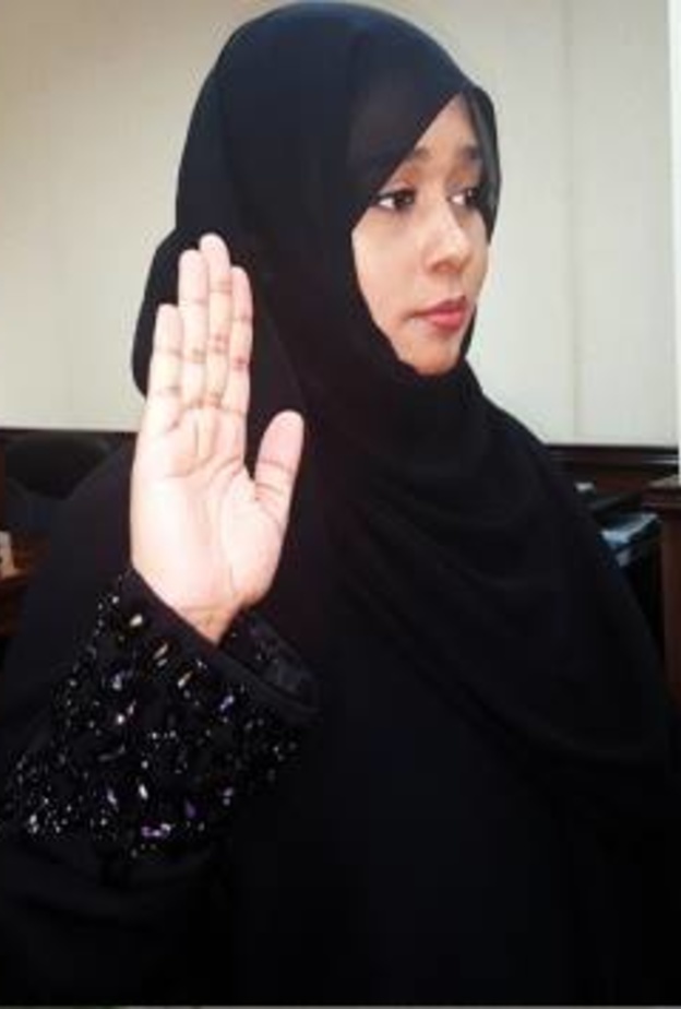 آمنة سرور الزعابي .. أول مواطنة تعمل كمترجمة أمام محاكم الدولة 