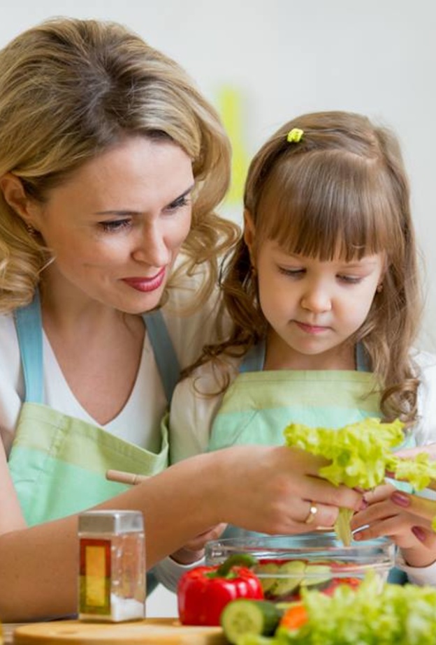 كيفية تعويد الطفل على الغذاء الصحي في عمر مبكر 