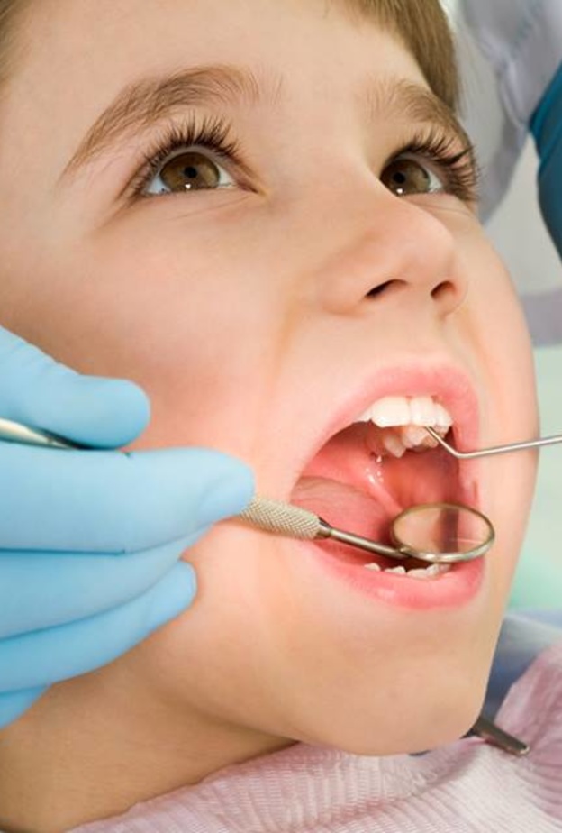 أطباء يحذرون من أثر الكولا على أسنان الطفل 