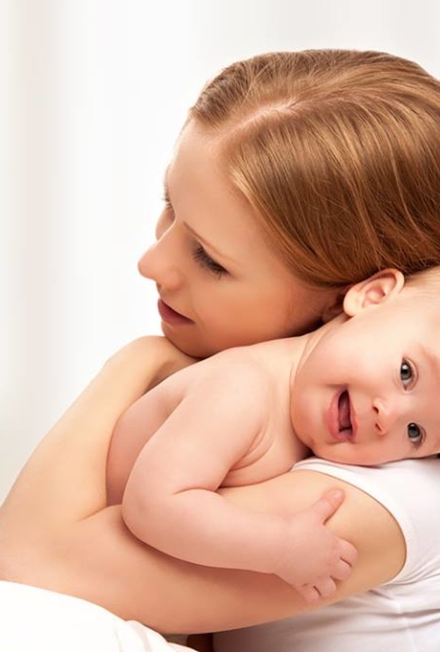 حضنك منتهى الأمان لطفلك فلا تحرميه إياه 