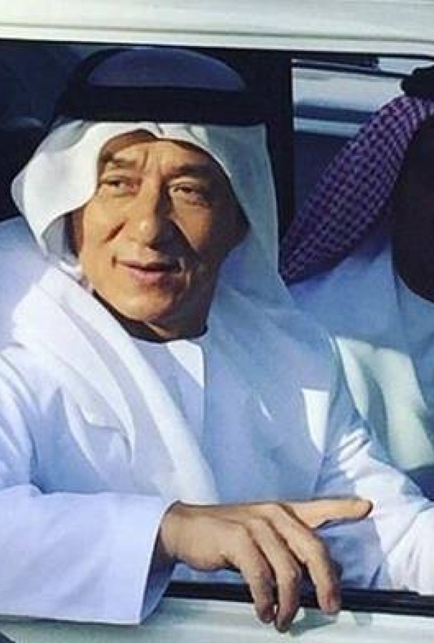 جاكي شان بالزي الخليجي في دبي لتصوير مشاهد من فيلم كونغ فو يوجا