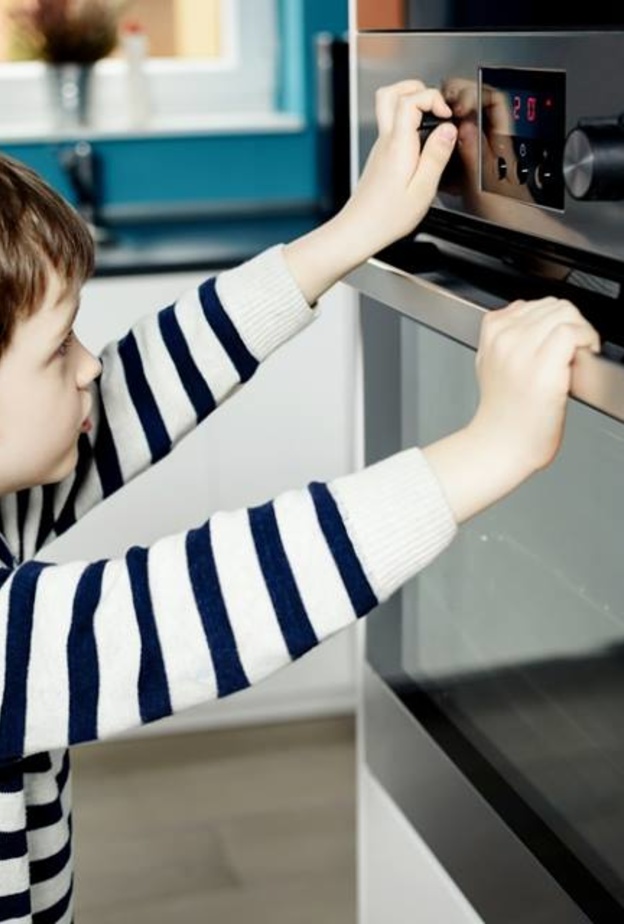 يجب غلق المفتاح العمومي للغاز ضمانا لسلامة الطفل وغلق المطبخ إن أمكن