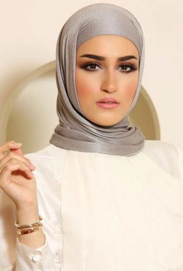 دلال الدوب بمكياج ناعم وراقي