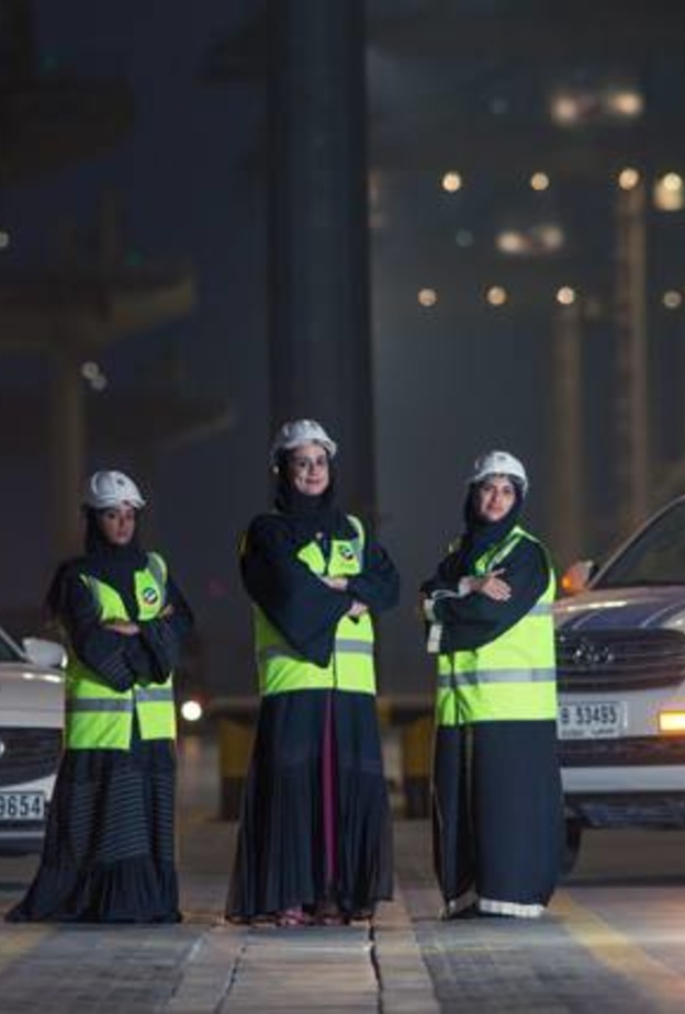 بروح التحدي 3 إماراتيات يتحكمن في سفن عملاقة