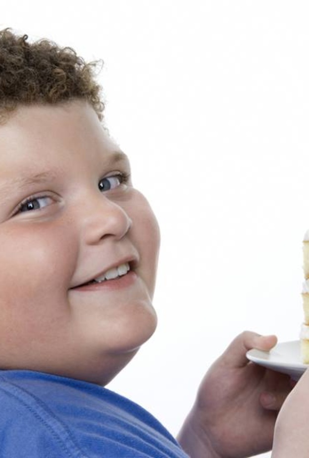 كيف تساعدين طفلك المصاب بالسمنة على خفض وزنه بدون حمية؟ 