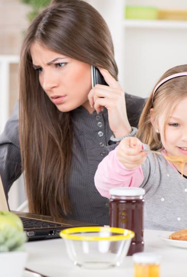 هل تقلّ عاطفة الأمومة في قلوب الأمهات العاملات؟