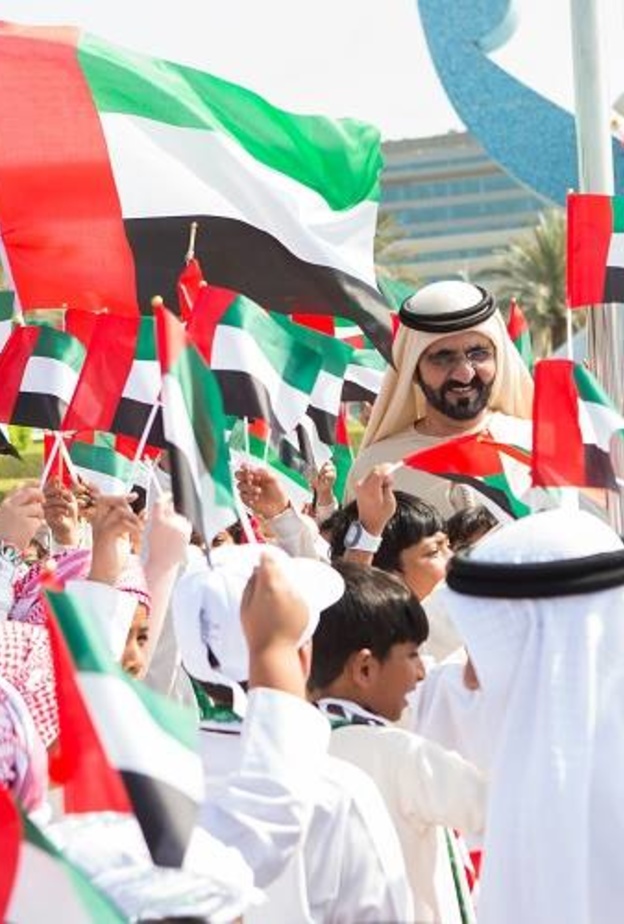 أرض الإمارات تحتفل برفع العلم 