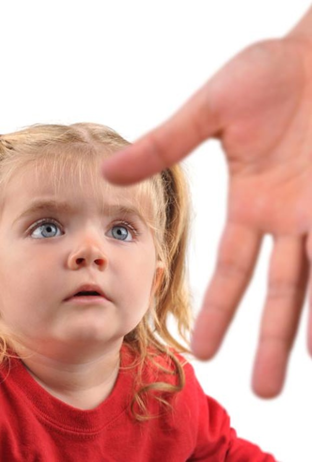 إختلاط الأطفال بالغرباء محفوف بالمخاطر .. فكيف تحفظينهم منها؟