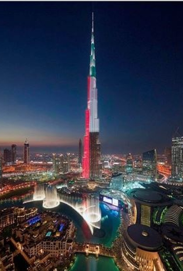 برج خليفة مزدان بألوان العلم احتفالا بيوم العلم الإماراتي