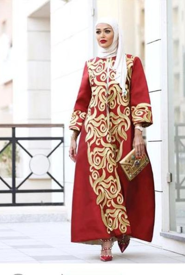 المدونة مرمر بستايل أنيق بعباءة مطرزة بالذهبي