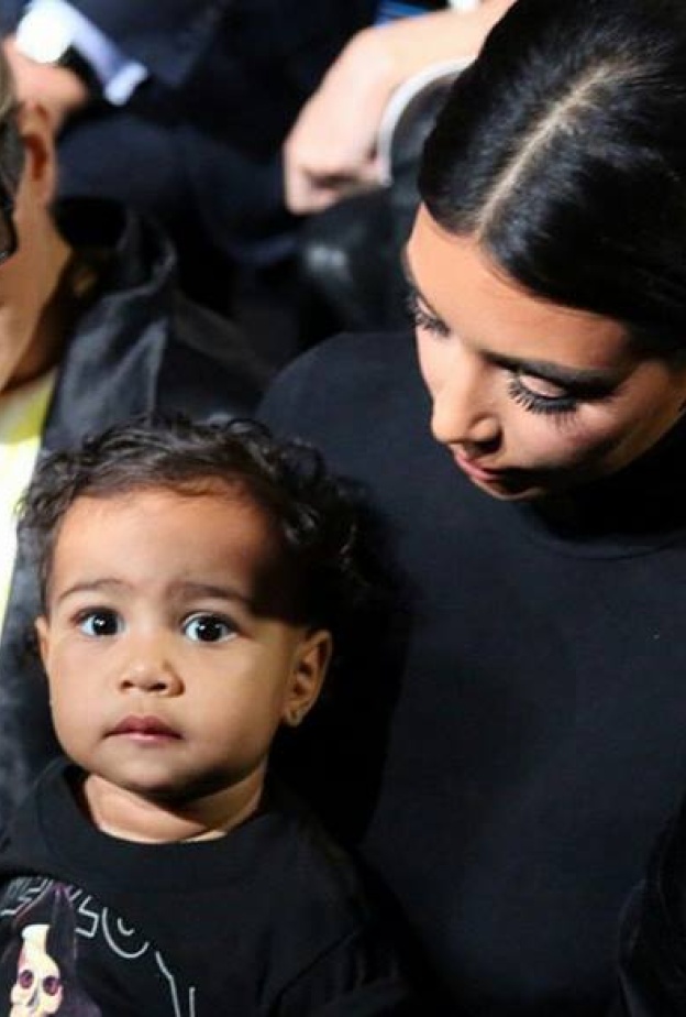 نورث ويست تحجز مقعدها بحضن والدتها في الصفوف الأولى لعروض الأزياء في باريس