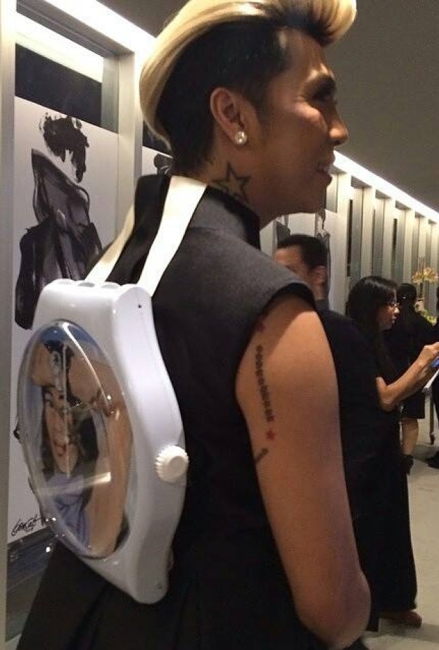 تقليعة جديدة للموضة من الفيليبين، لا نعرف إن كانت حقيبة أو إكسسواراً. لكن حاملها سيعرف الوقت دائماً !