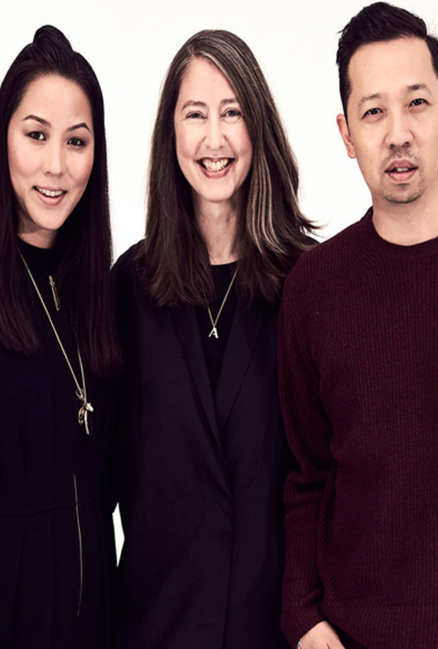 ريهانا تعرض النظارات الجديدة من ديور