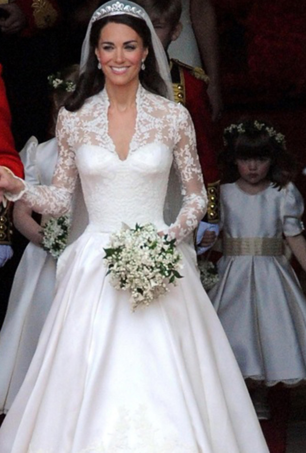 فستان زفاف كيم كردشيان من تصميم فيرا وانغ بتنورة منفوشة