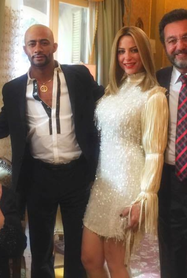 عادت لتصوير الاسطورة بملابس الحداد