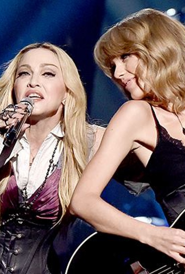 انسجام تام بين مادونا وتايلور سويفت في حفل جوائز أي هارت راديو