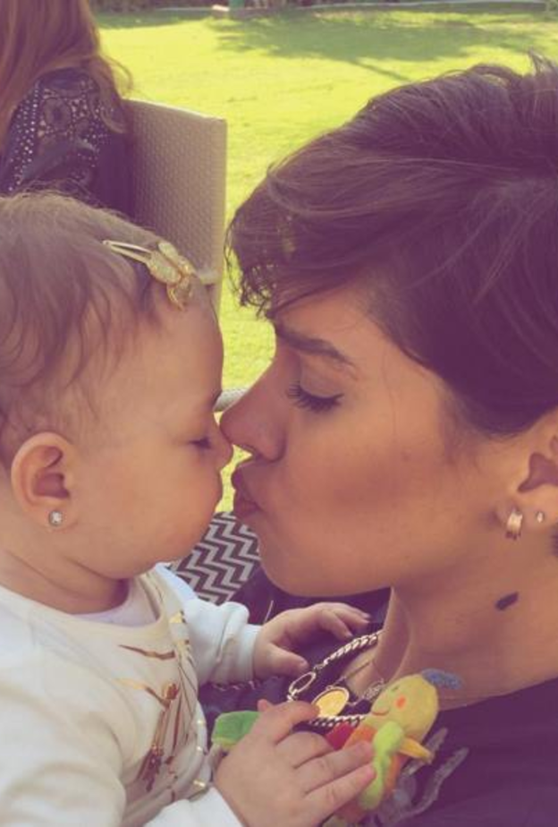 نشرت صورة تجمعها بطفلة صغيرة