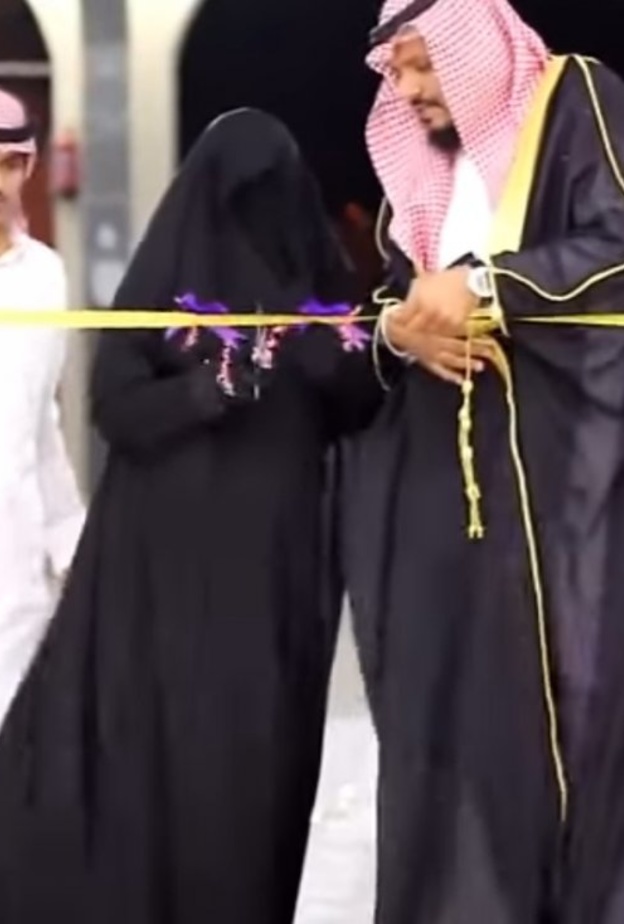 سعودي يسمي محله باسم زوجته ويدعوها لافتتاحه