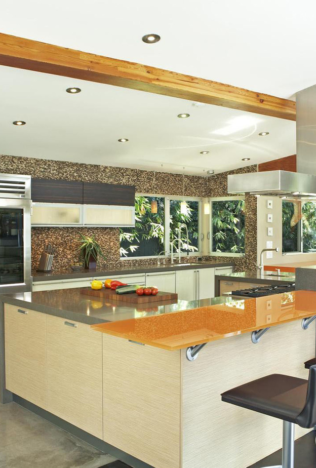 مطبخ عصري استعمل في صنعه الخشب من لونين و الحديد و رف مميز من الزجاج باللون البرتقالي