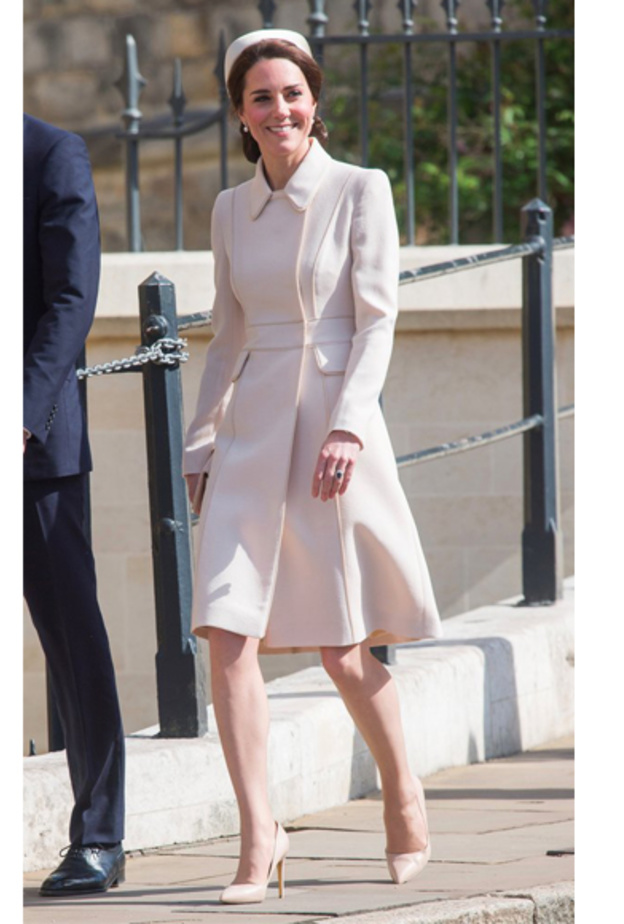 كيت ميدلتون ‏kate Middleton‏ اختارت موضة المعطف البيج بتوقيع دار‎ Catherine Walker